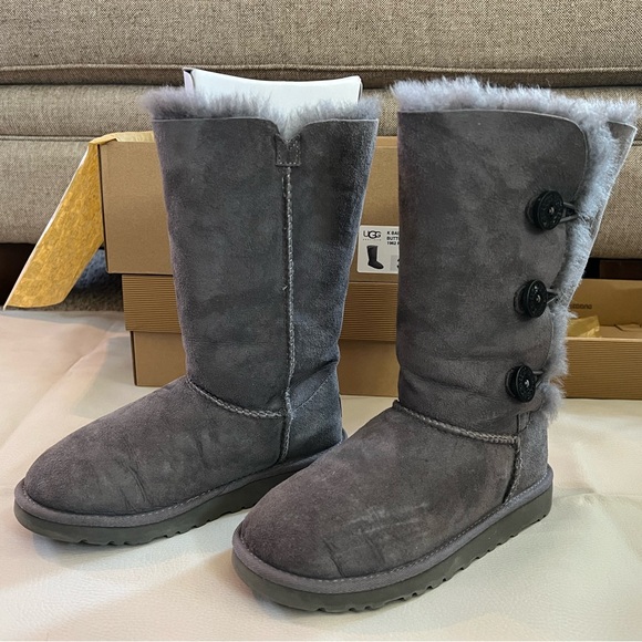 NIB KIDS AUTHENTIC UGGS K BAILEY BUTTON TRIPLET, GREY SIZE 3 - Picture 3 of 7